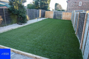 2ndHomeStays-Walsall- A Charming 3-Bed Home with Landscape View - Suitable for Contractors and Families -Large Parking for 3 Vans - Sleeps 8 - 7 mins to J10 M6 and 21 mins to Birmingham